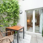 Lägenhet George With Terrace By Interhome *
